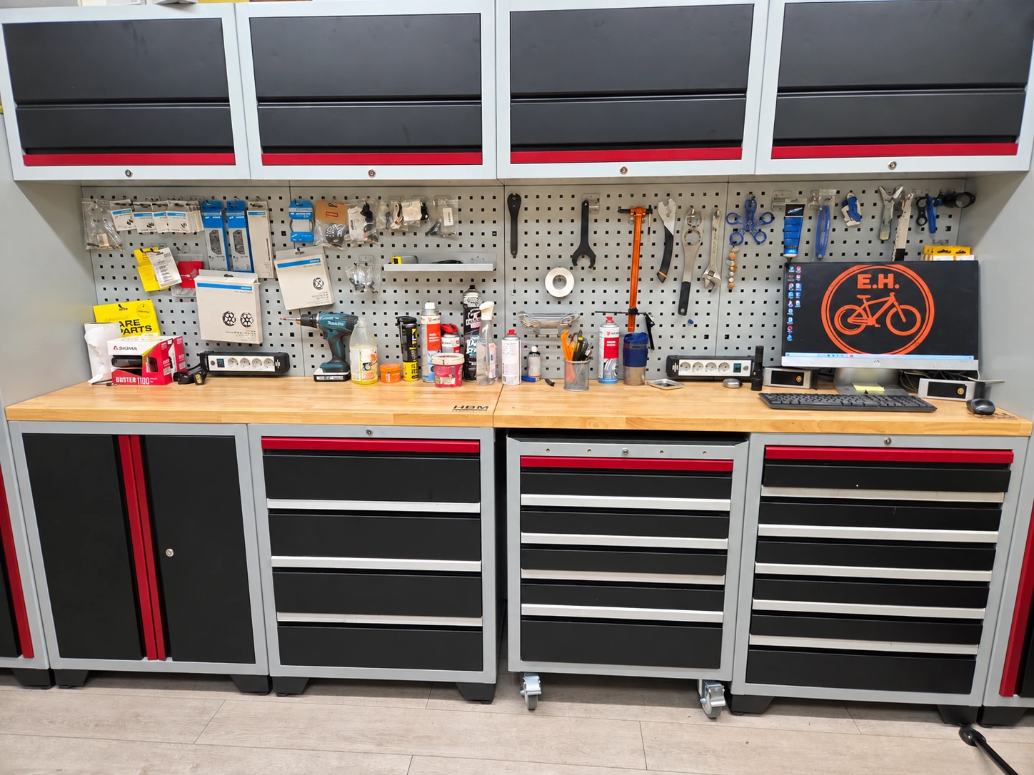 Mijn werkplaats met gereedschap en werkbank bij E.H Fietsen in Maassluis